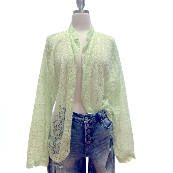 Chic Lace cover up Blouse in Soft Green - Picture 4 of 6